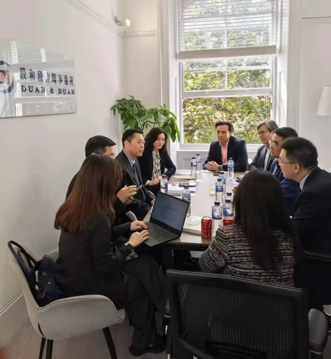The CIETAC delegation and Duan & Duan lawyers in discussion around a meeting table in London