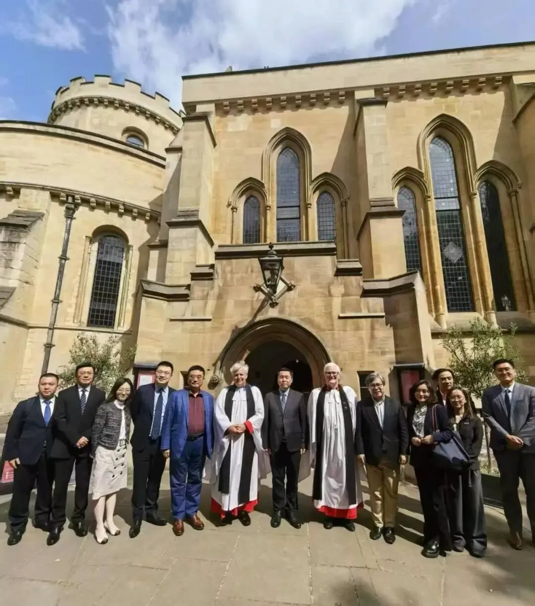 The CIETAC delegation and Duan & Duan lawyers standing outside Temple Church in London with two members of the clergy