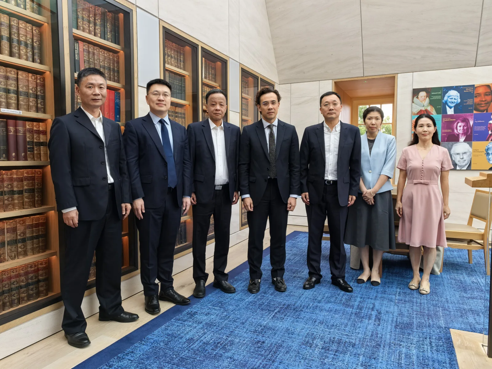 段和段（伦敦）律师事务所与上海市知识产权局代表团在伦敦法律界历史核心圣殿区合影