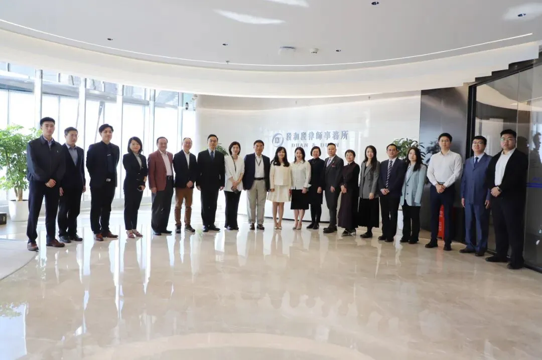 Seminar participants standing together in the reception of Duan & Duan's Shanghai office