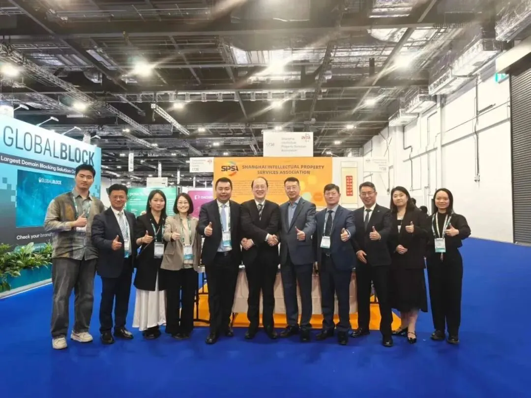 Duan & Duan lawyers and other exhibitors standing in front of the Shanghai Intellectual Property Services Association joint stand at ExCeL London