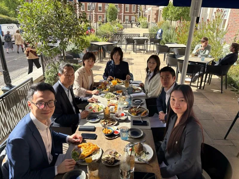 The Xiamen Arbitration Commission delegation and Duan & Duan UK LLP over lunch on an outdoor terrace in London
